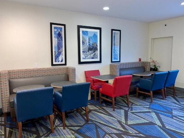 Holiday Inn Express Hotel & Suites Chicago-Libertyville image 16