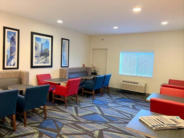 Holiday Inn Express Hotel & Suites Chicago-Libertyville image 17